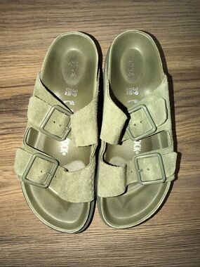 BIRKENSTOCK 1774 / Green Suede Arizona Buckle Sandal / 39